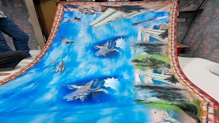 “ஆப்ரேஷன் சிந்தூர்” பனாரசி புடவை… இந்திய ராணுவ வீரர்களை போற்றும் விதமாக நெசவாளர்களின் அன்பளிப்பு… வைரலாகும் வீடியோ..!!