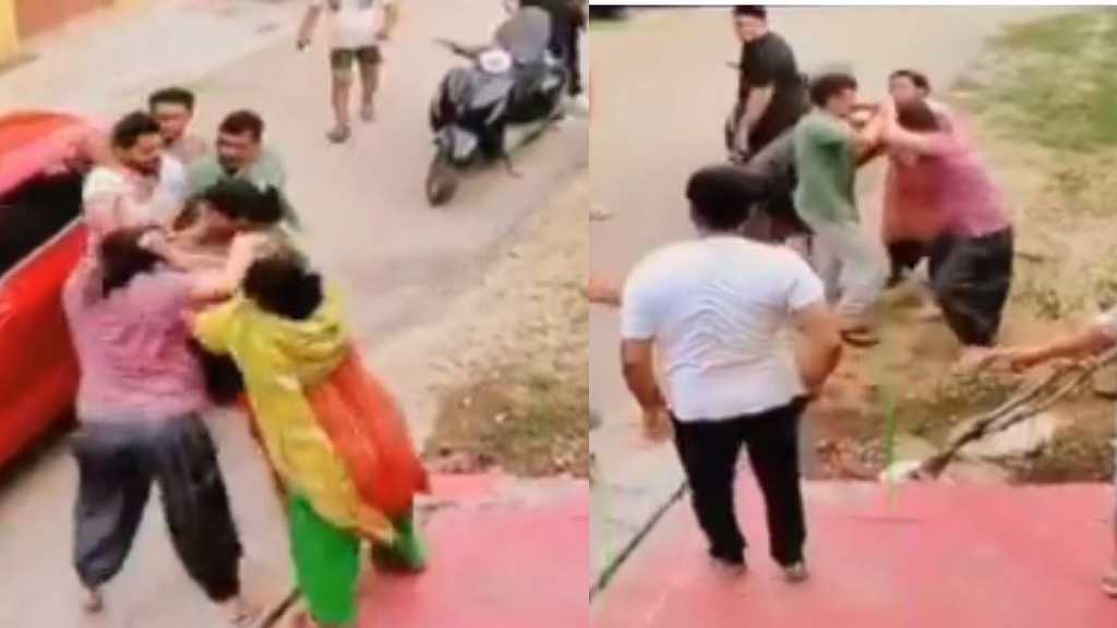 “நடு ரோட்டில் குடுமிபிடி சண்டை போட்ட பெண்கள்”… தாயும் மகளும் சேர்ந்து… அது மட்டுமா…? நாயால் வெடித்த பிரச்சனை… வைரலாகும் அதிர்ச்சி வீடியோ…!!!