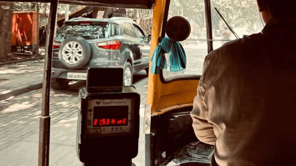 “ரூ.51 கேட்ட ஆட்டோ டிரைவர்”… ரூ.45 மட்டுமே இருந்ததால் UPI மூலம் பணம் செலுத்துகிறேன் எனக் கூறிய பெண்ணிடம் தகராறு… நடு ரோட்டில் அசிங்கப்படுத்திய சம்பவம்..!!!