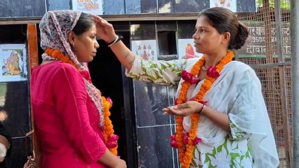 “கணவன்மார்களால் கைவிடப்பட்ட 2 பெண்கள்”… காதலாக மாறி திருமணம் செய்து கொண்ட சம்பவம்…!!!