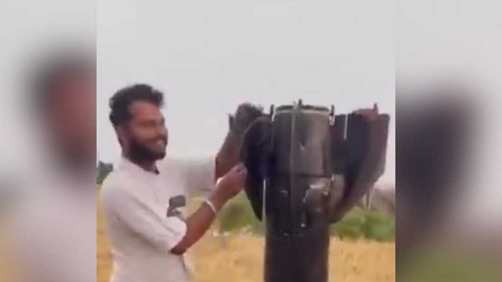 அடப்பாவிகளா..!! அது பொம்மை அல்ல ஏவுகணை… இப்படியா கையில் வைத்து விளையாடுவீங்க… வைரலாகும் அதிர்ச்சி வீடியோ..!!!