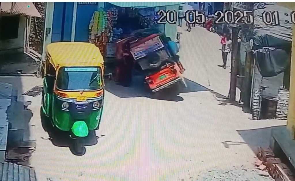 நெஞ்சே பதறுதே..! “திடீரென கவிழ்ந்த ஆட்டோ”… ஜஸ்ட் மிஸ்ஸில் உயிர் தப்பிய பெண்கள், குழந்தை… அதிர்ச்சி வீடியோ.!
