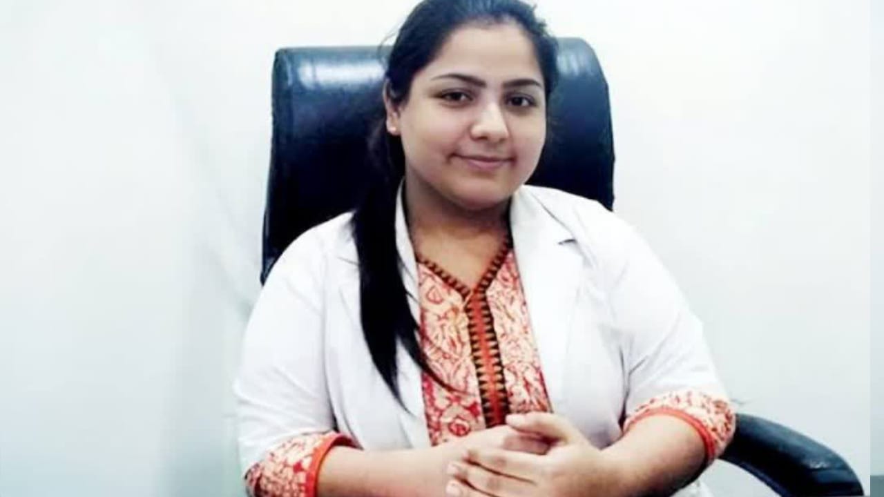 “2 பேர் உயிரிழந்த முடி மாற்று அறுவை  சிகிச்சை வழக்கில் திருப்பம்..!.. கண்ணீர் விட்ட டாக்டர் அனுஷ்கா: “ஆமா நான் தான் செய்தேன்” இப்போ ஜெயிலில் கதறுகிறார்!