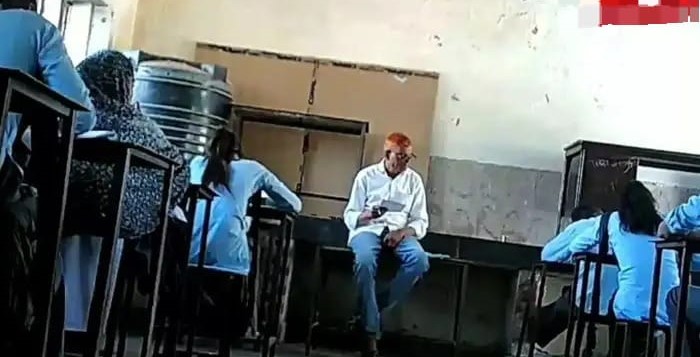 ஒரு ஆசிரியரே இப்படி செய்யலாமா…? EXAM Hall-ல் நடந்த சம்பவம்… காட்டி கொடுத்த வீடியோ.. இப்படியா மாணவர்களை கெடுப்பீங்க… கொந்தளிப்பை ஏற்படுத்திய சம்பவம்.‌!!!