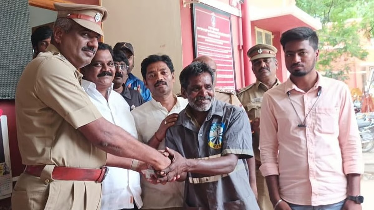 நேர்மைக்கு கிடைத்த பாராட்டு… குப்பையில் கிடந்த 12 சவரன் தங்கச் செயினை காவல் நிலையத்தில் கொடுத்த தூய்மை பணியாளர்… நெகிழ்ச்சி சம்பவம்..!!!