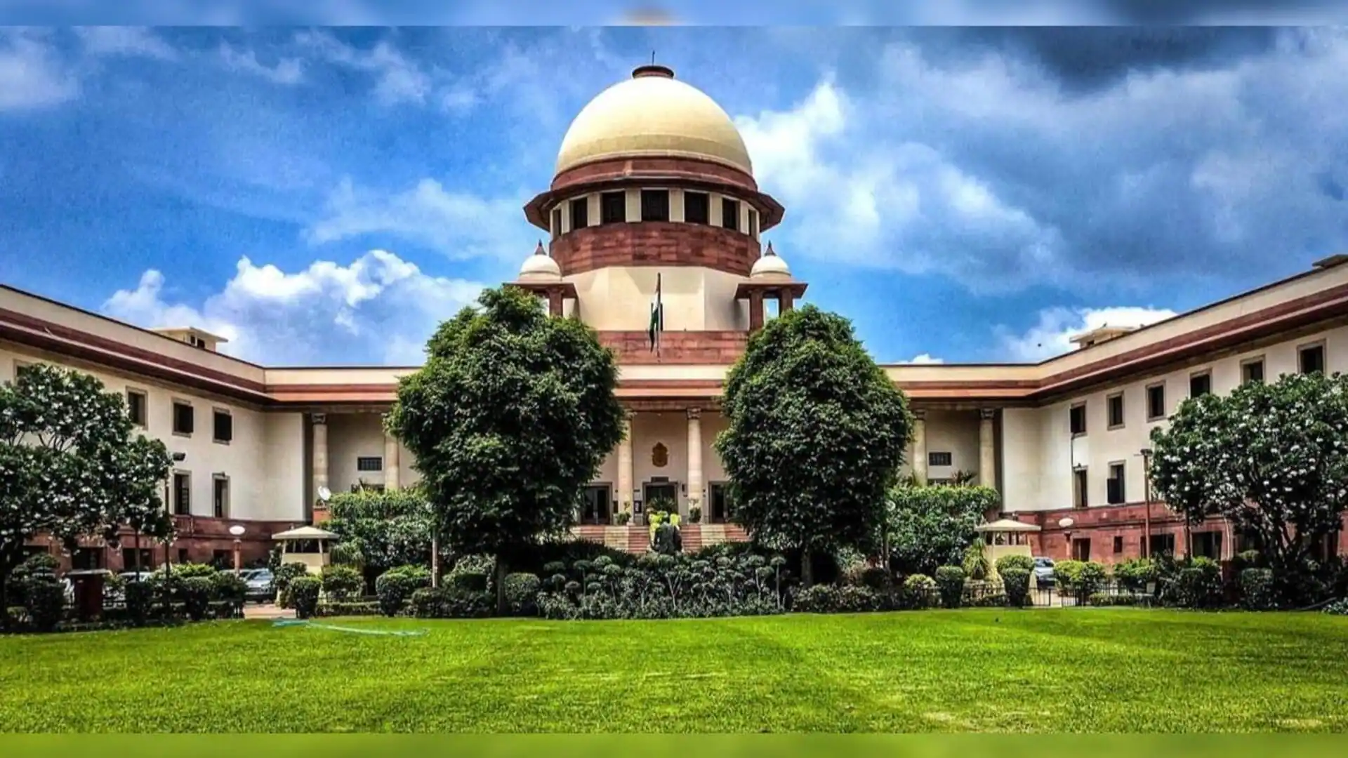 “நீதிமன்றத்தின் தீர்ப்பை மீறி குடிசை வீடுகளை இடித்த துணை ஆட்சியர்”… உச்ச நீதிமன்றத்தின் அதிரடி தீர்ப்பு..!!