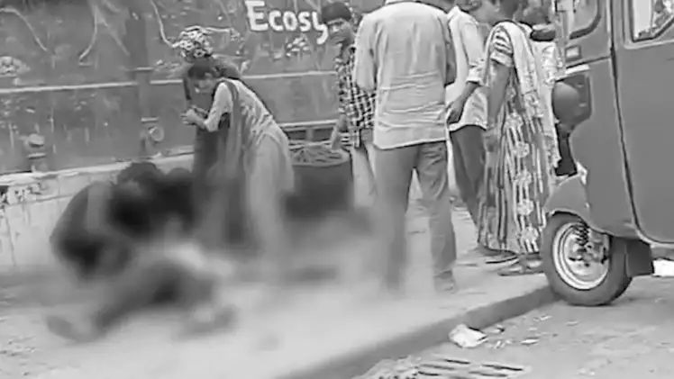 “வீதிக்கு வந்த குடும்ப பிரச்சனை”… நடு ரோட்டில் பயங்கரமாக சண்டை போட்ட பக்கத்து வீட்டுக்காரர்கள்… 3 பேர் பலி… 3 பேர் படுகாயம்… அதிர்ச்சி வீடியோ..!!!