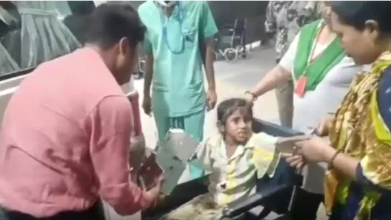 “பூங்காவில் விளையாடிய சிறுமி… பெஞ்சில் சிக்கிய விரல்கள்!” – 6 மணி நேரம் நீண்ட திகில் மீட்பு.!… கண்ணீர் விட்ட குழந்தையை மீட்ட தீயணைப்பு வீரர்கள்..!!