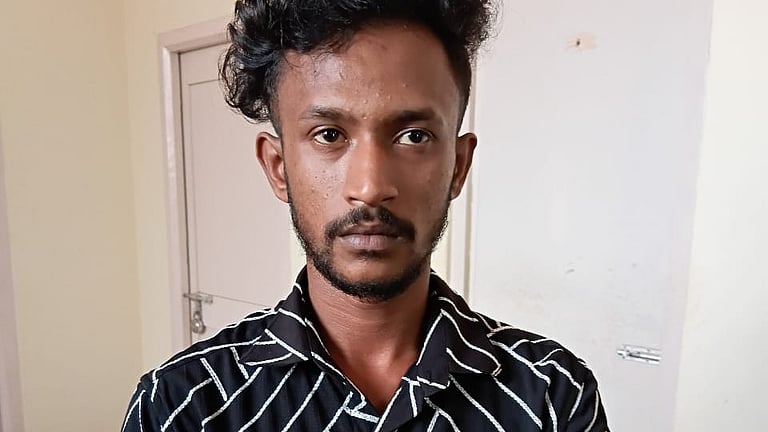 “16 வயது மாணவியுடன் பழகி போட்டோ”… தொடர்ந்து மிரட்டி 22 வயசு வாலிபர் செஞ்ச கொடுமை… பெற்றோரிடம் கதறல்..!!!