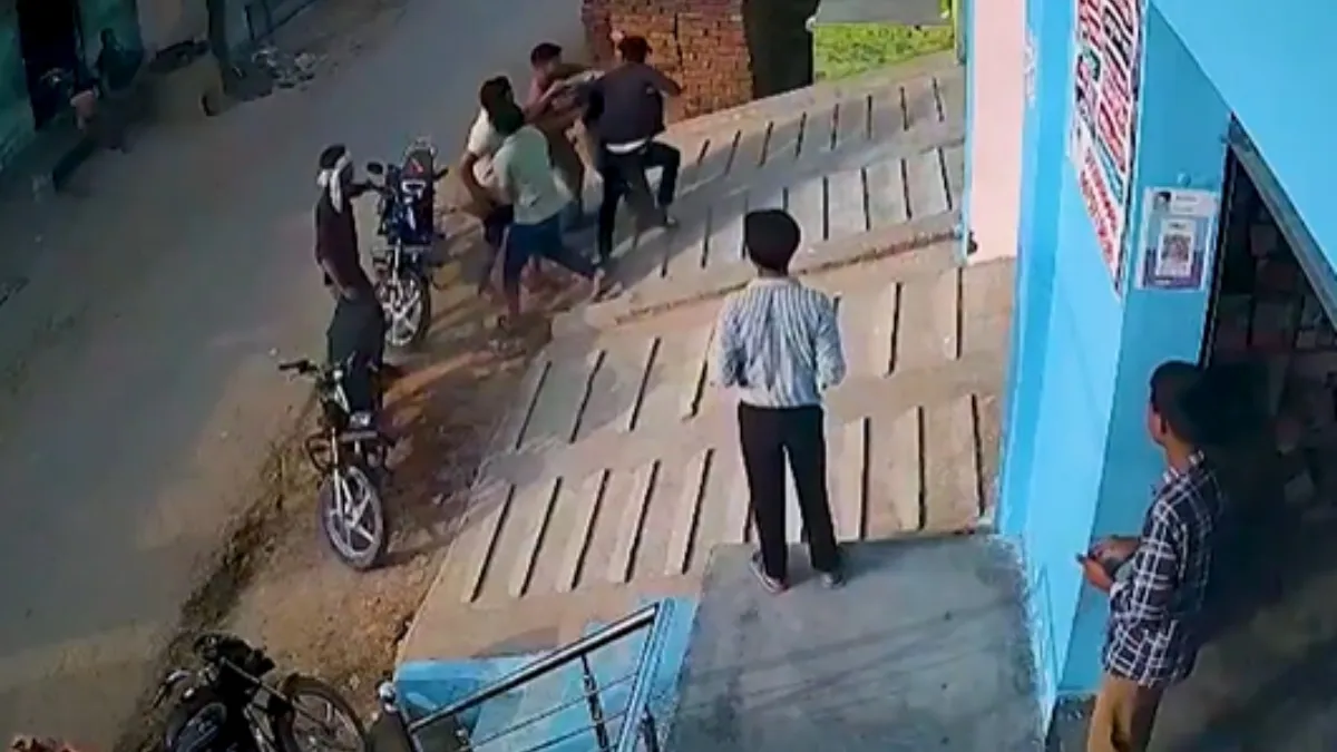 “மகளைத் துன்புறுத்திய இளைஞரை எதிர்த்து கேட்ட தந்தை…” வீதியிலேயே தாக்கப்பட்ட கொடூரம்.! நெஞ்சை பதறும் சிசிடிவி காட்சி..!!