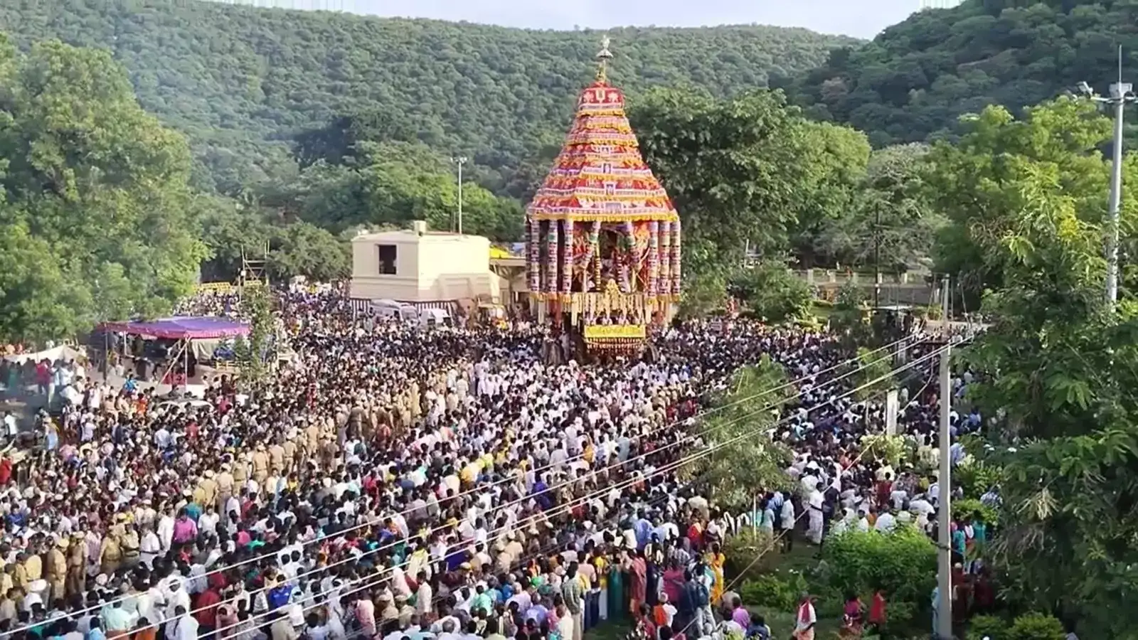 தேருக்கும் தேர்தலுக்கும் என்ன சம்மந்தம்…? இங்கும் அரசியலா…? மதுரை திருவிழாவில் த.வெ.க சேட்டை…. வைரலாகும் வீடியோ..!!