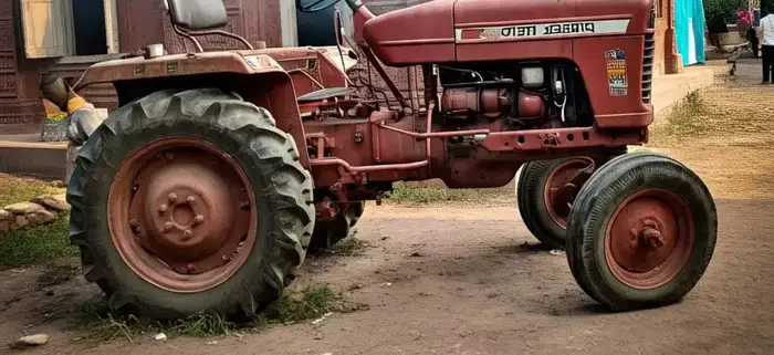 சாலையில் நின்று கொண்டிருந்த டிராக்டரில் ஏறி விளையாடிய 3 வயது சிறுவன்… திடீரென ஏற்பட்ட விபத்து… கண்ணிமைக்கும் நொடியில் பரிதாபமாக போன உயிர்…!!