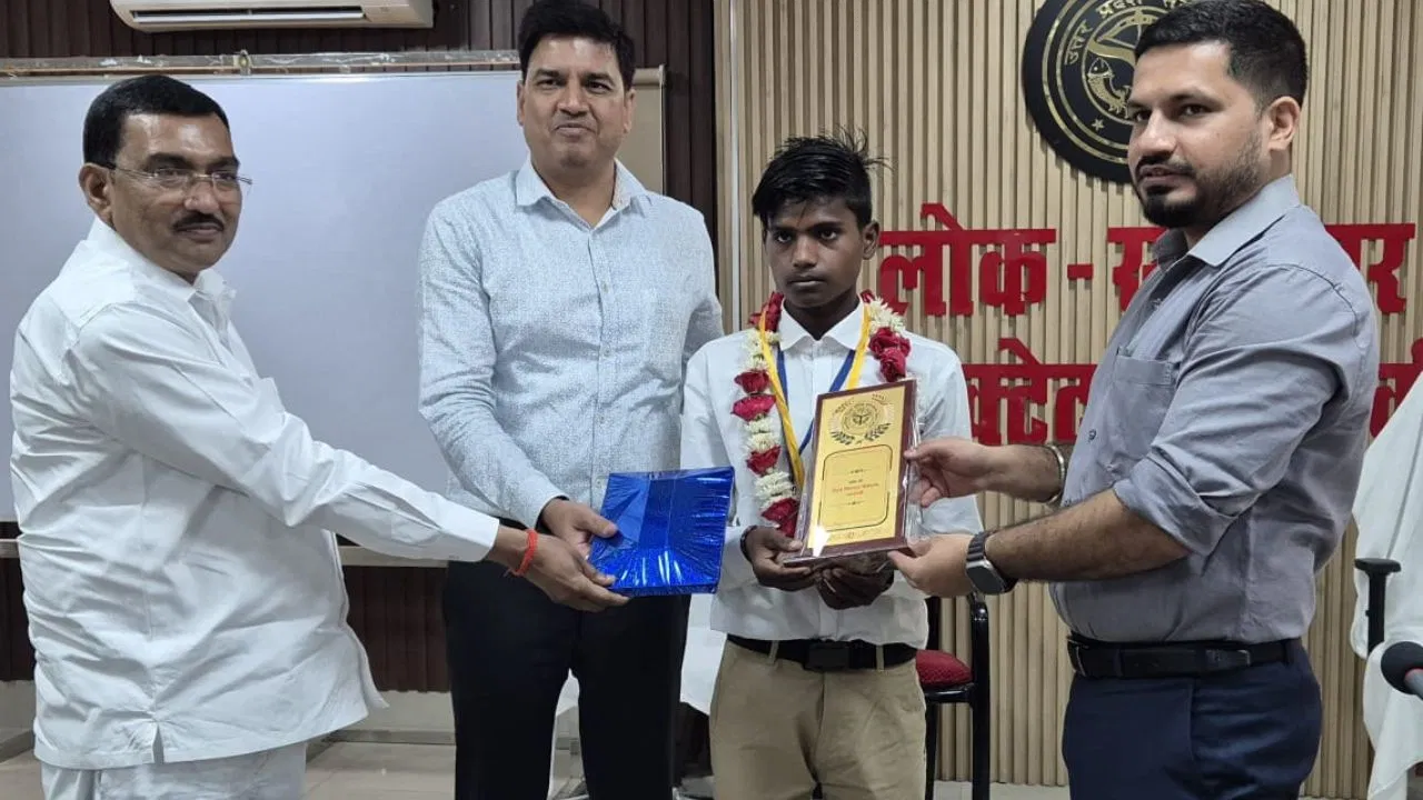 “சுதந்திரத்திற்கு பின் முதல் முறையாக”… முதல்முறையாக கிராமத்தில் தேர்ச்சி பெற்ற மாணவன்… நேரில் அழைத்து பாராட்டிய கலெக்டர்.!!!