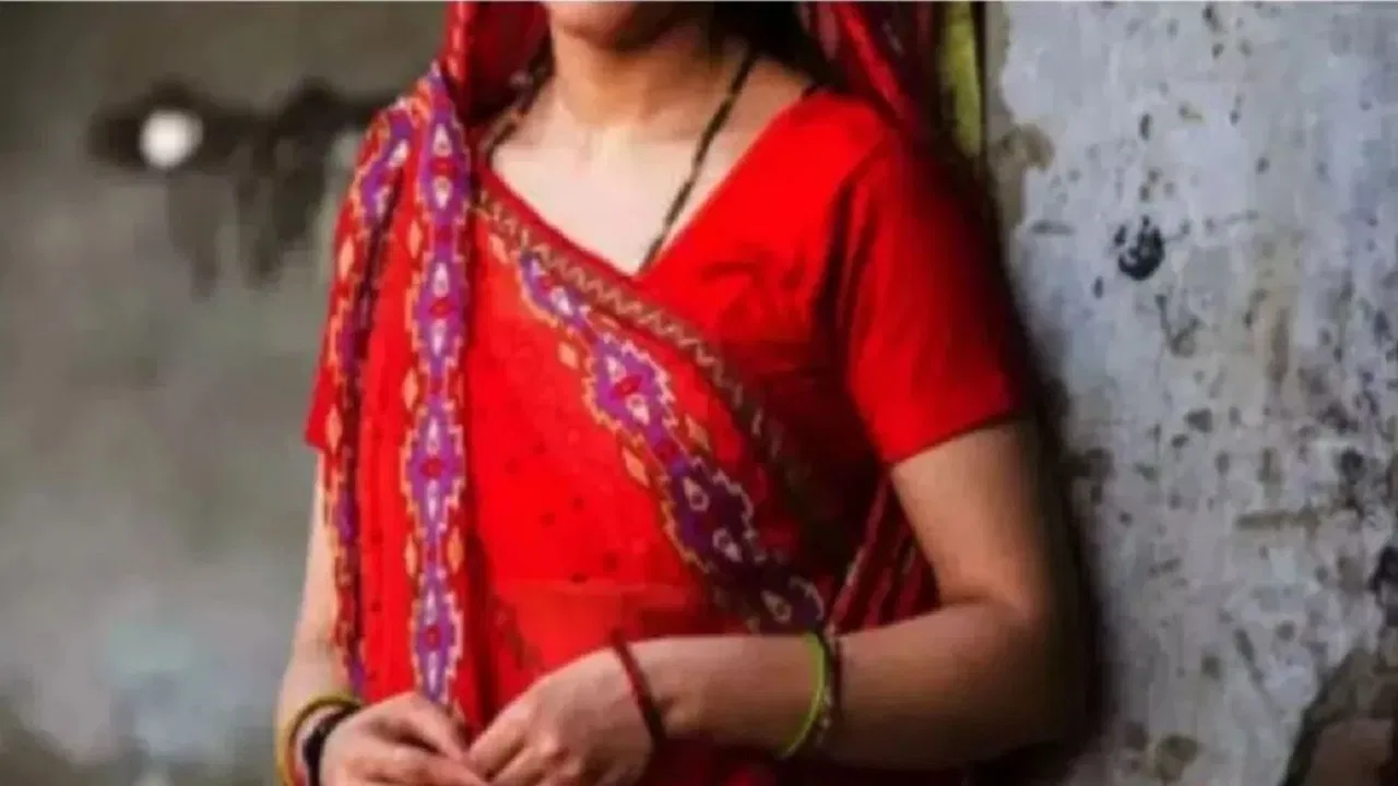 “இயற்கை உபாதை கழிக்க சென்ற பெண்”… தேடிச் சென்ற கணவன்… இரவு நேரத்தில் போலிஸ் ஸ்டேஷன் சென்ற மனைவி… உறைய வைக்கும் கொடூரம்….!!!!