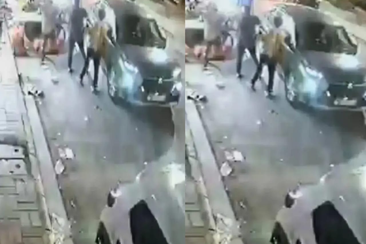 நடு ரோட்டில் இவ்வளவு துணிச்சலா…? “ஹெல்மெட்டால் பேக்கரி கடைக்காரரின் மண்டையை உடைத்து காரை திருடிய நபர்”… வீடியோ வெளியாகி பரபரப்பு..!!!