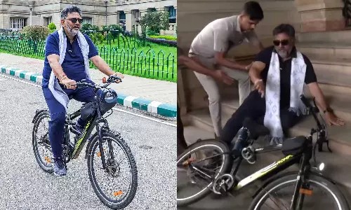 அச்சச்சோ..!! சைக்கிளில் இருந்து நிலை தடுமாறி கீழே விழுந்த கர்நாடக துணை முதல்வர்… வைரலாகும் அதிர்ச்சி வீடியோ…!!!