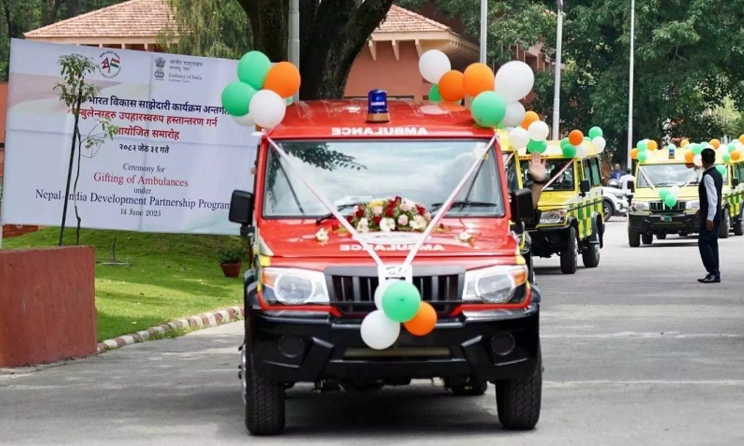 நேபாளத்திற்கு 40 ஆம்புலன்ஸ்கள் நன்கொடை அளித்த இந்தியா… கோலாகலமாக கொண்டாடப்பட்ட வாகன ஒப்படைப்பு நிகழ்ச்சி…!!