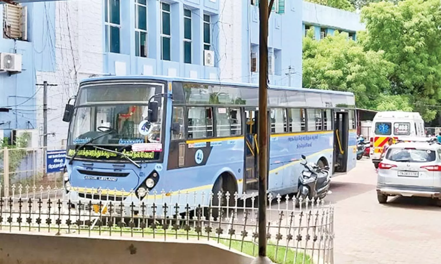 “மூதாட்டியின் உயிரைக் காக்க அரசு பேருந்தையே ஆம்புலன்ஸ் ஆக மாற்றிய ஓட்டுனர்”… இந்த மனசு யாருக்கு வரும்.. குவியும் பாராட்டுகள்…!!!