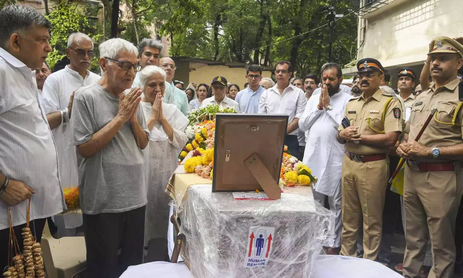“இதுதான் என் கடைசி பயணம்”…  சொல்லிவிட்டு சென்ற பைலட்… விமான விபத்தில் பலியான சோகம்… கண்ணீர் மல்க அஞ்சலி செலுத்திய வயதான அப்பா… வீடியோ வைரல்..!!!