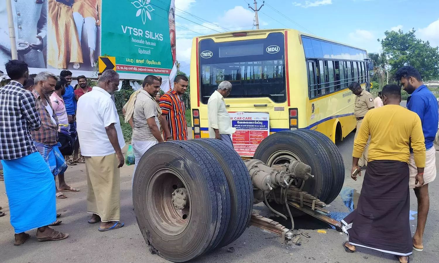 சாலையில் செல்லும்போது திடீரென கழன்று கூடிய அரசு பேருந்து சக்கரங்கள்… அதிர்ஷ்டவசமாக உயிர் தப்பிய 80 பயணிகள்… தென்காசியில் பரபரப்பு..!!