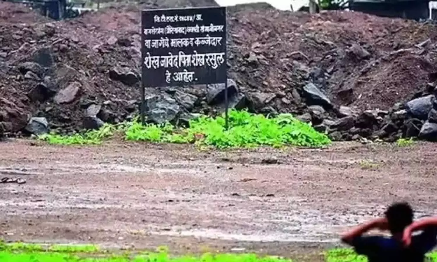 தனது டிரைவருக்கு ரூ.150 கோடி மதிப்பில் 3 ஏக்கர் நிலத்தை பரிசாக வழங்கிய சிவசேனா எம்பி…. என்ன காரணம்?… சர்ச்சையை கிளப்பிய சம்பவம்…!!!