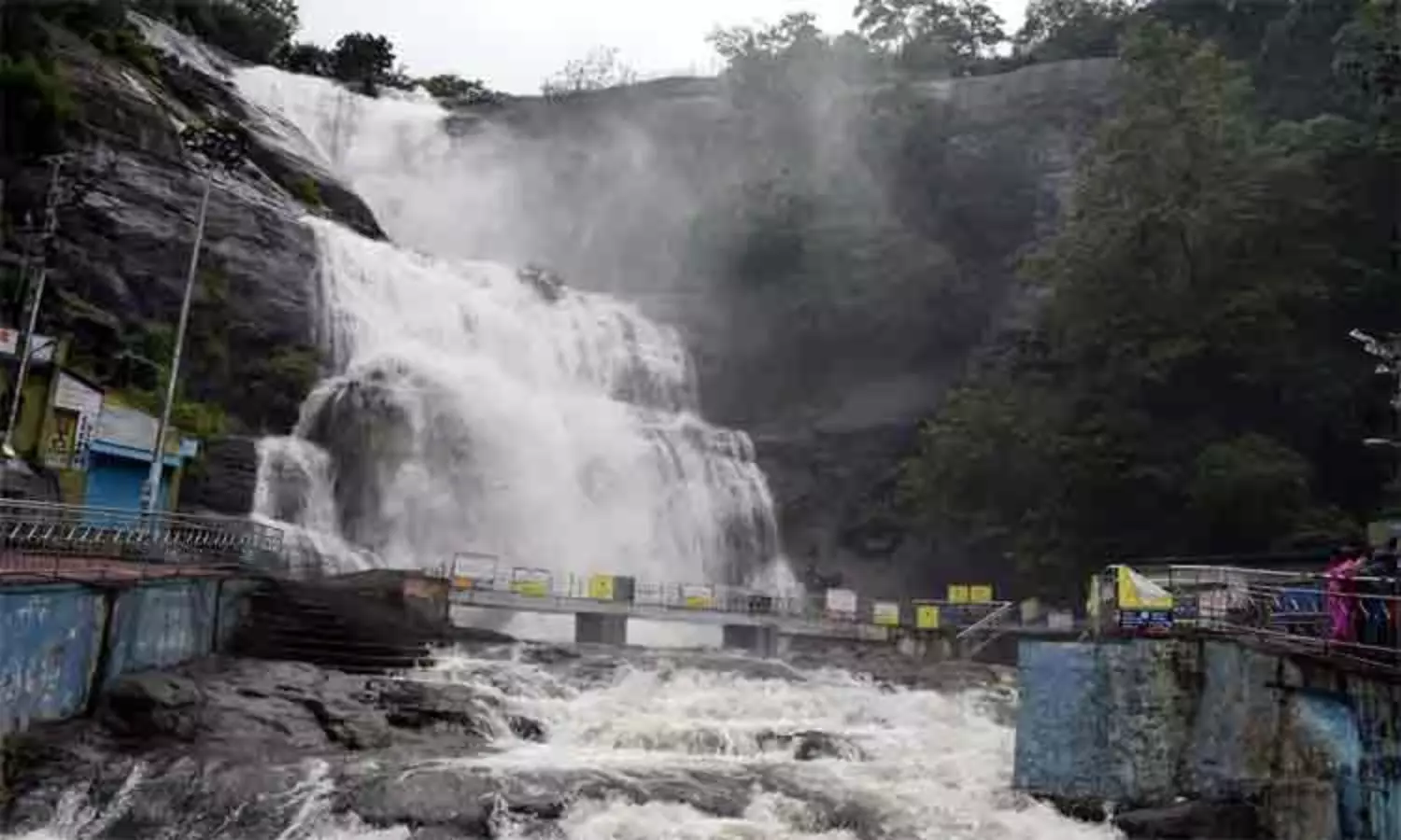 கொட்டும் மழை..! குற்றால அருவிகளில் குளிக்க முடியலையா..? அங்க தடை போட்டால் இங்கே போங்க… இந்த அருவி பற்றி உங்களுக்கு தெரியுமா..?