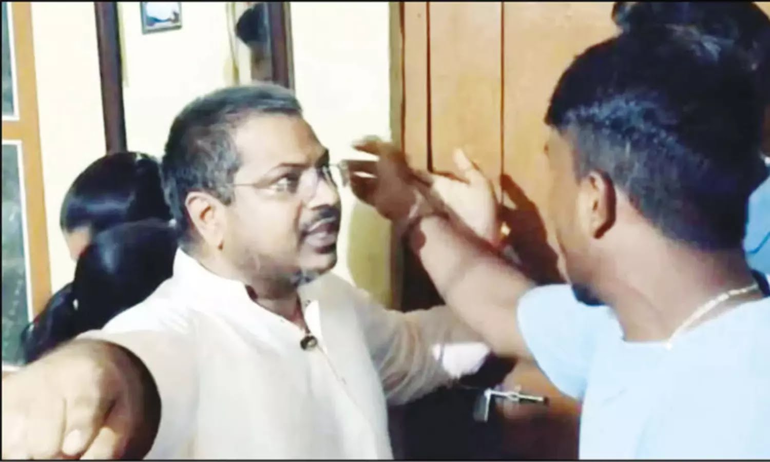 “ஒரே அறையில் மடாதிபதியுடன் தங்கியிருந்த தாய்-மகள்”.. கோபத்தின் உச்சிக்கே சென்ற மக்கள்… திடீரென மடத்துக்குள் நுழைந்து ஆடைகளை கிழித்து… பரபரப்பு சம்பவம்…!!!!