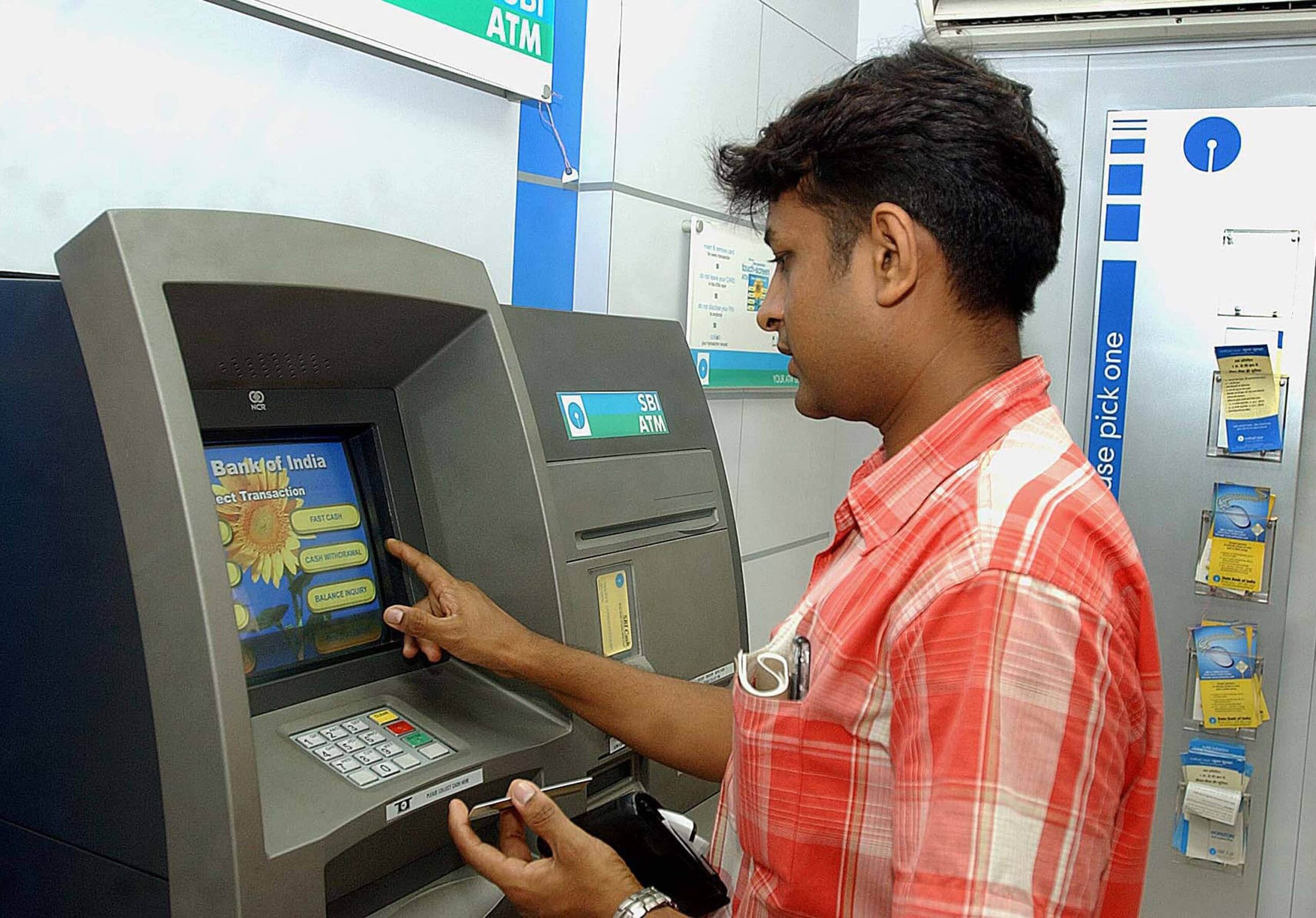 இனி அனைத்து வங்கிகளும் ATM-களில் ரூ.100, ரூ.200 நோட்டுகளை கட்டாயம் வைக்க வேண்டும்…RBI அதிரடி உத்தரவு…!!