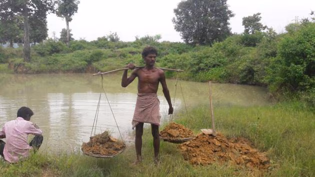 ரியல் ஹீரோ…!”யாருமே எனக்கு உதவவில்லை, எங்க ஊருக்காக இத செஞ்சேன்”…27 ஆண்டுகளாக ஒரு ஏக்கர் பரப்பளவில் தனியாக குளத்தை தோண்டிய நபர்…!!