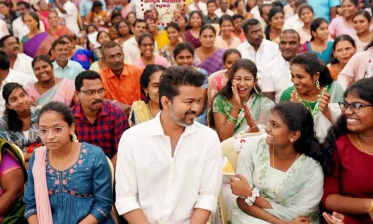 “இளைய காமராஜர் என யாரும் அழைக்காதீர்கள்”… 2026 தேர்தல் பற்றியும் பேசவேண்டாம்… அதற்கு பதிலாக… தவெக கல்வி விழாவில் நடிகர் விஜய் முக்கிய கோரிக்கை…!!!!