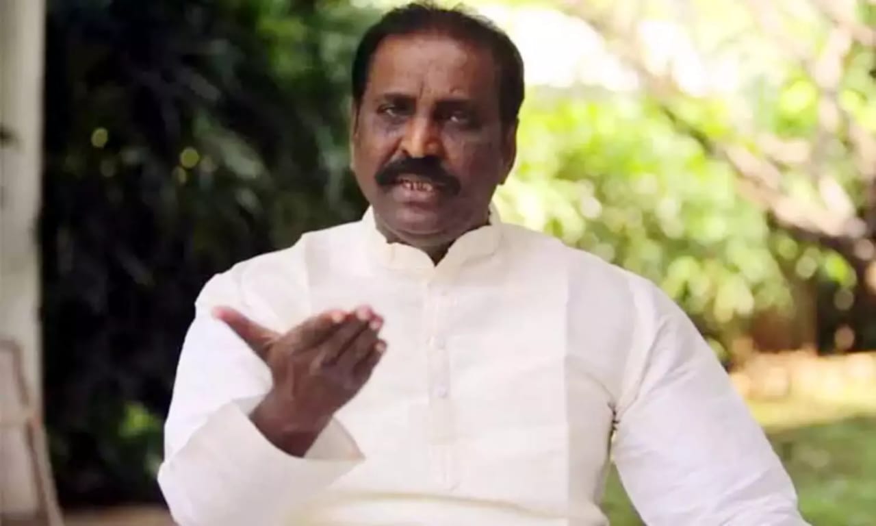 என்னுடைய பல்லவிகளை திரைப்படத்தின் தலைப்புகளாக பயன்படுத்துகின்றனர்….  என்னை ஒரு வார்த்தை கேட்டுவிட்டு செய்வது நாகரிகம் ஆகாதா?… கவிஞர் வைரமுத்து ஆதங்கம்…!!!