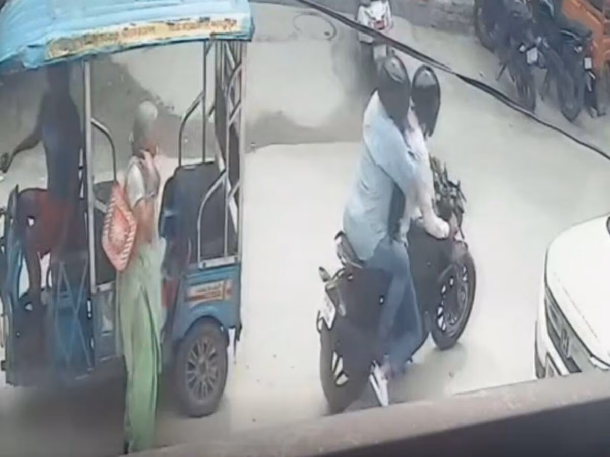 “பட்ட பகலில் அதுவும் நடு ரோட்டில்”..? துணிச்சலாக வந்து வாலிபர்கள் செய்த விஷயம்… பரிதவித்துப் போன மூதாட்டி… வீடியோ வெளியாகி அதிர்ச்சி..!!!