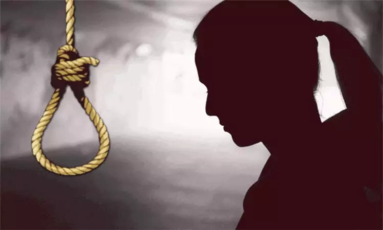 குடும்ப பிரச்சனையால் மனமுடைந்த பெண் ஆசிரியர்….. விபரீத முடிவால் பறிபோன உயிர்… கதறும் பெற்றோர்…!!!