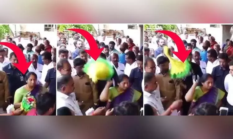 “அதிகாரி கொடுத்த பூங்கொத்து”… கூட்டத்தில் தூக்கி வீசிய பெண் மந்திரி… கேட்ட கேள்விக்கு பதில் வராததால் ஆத்திரம்… வைரலாகும் வீடியோ…!!!