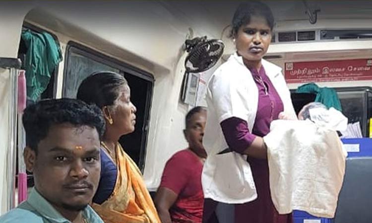 பிரசவ வலியால் துடித்த பெண்… 108 ஆம்புலன்ஸிலேயே பிறந்த பெண் குழந்தை… மருத்துவ உதவியாளருக்கு குவியும் பாராட்டு…!!!
