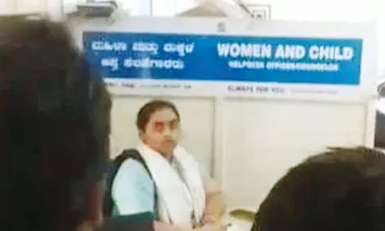 “நான் அங்கதான் இறங்குவேன்”.. பேருந்தை இங்க எப்படி நிப்பாட்டலாம்… அரசு பஸ் ஓட்டுனரை செருப்பால் அடித்த பெண்… அதிர்ச்சியில் பயணிகள்..!!!