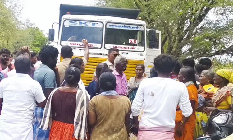 பைக் மீது லாரி மோதி விபத்து… 9 மாத குழந்தை உட்பட 3 பேர் படுகாயம்… மறியலில் ஈடுபட்ட உள்ளூர் வாசிகள்…!!!