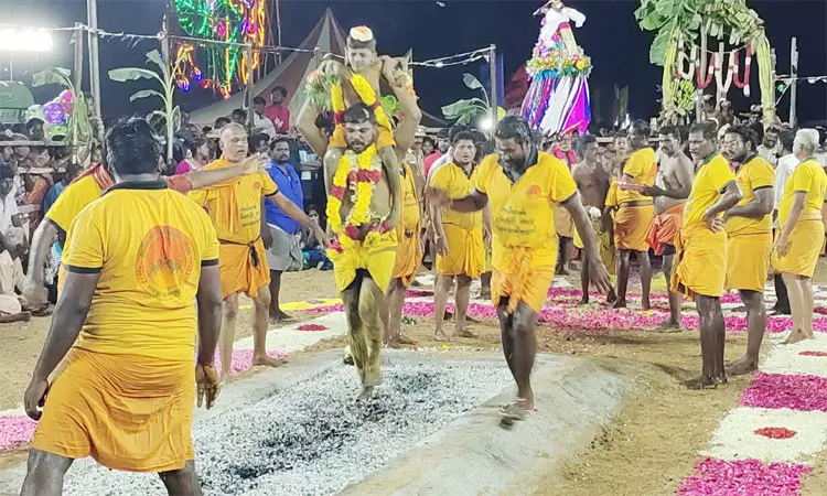 பல நிகழ்ச்சிகள், சிறப்பு பூஜைகள்….  தீமிதி திருவிழாவுடன்  பிரம்மாண்டமாக நடைபெற்ற கங்கை அம்மன் கோவில் திருவிழா….!!