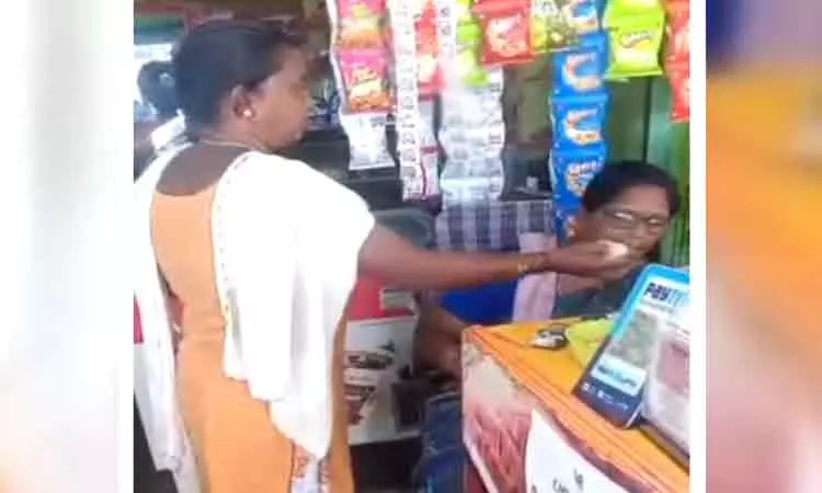 ச்சீ.. கேக்குல என்ன இப்படி ஸ்மெல் வருது?…. கெட்டுப் போனதை விற்பனை செய்த உரிமையாளரின் வாயில் கேக்கை திணித்த பெண்… பரபரப்பு சம்பவம்…!!!