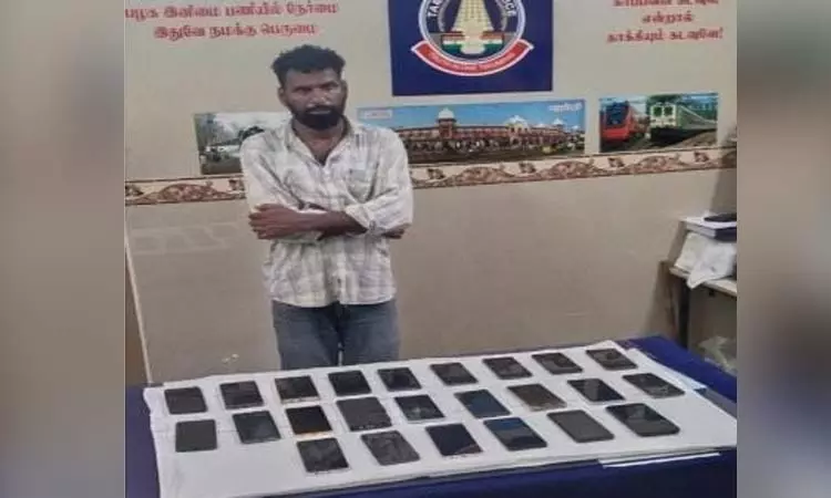 “ரயில் நிலையங்களில் தொடர்ந்து பயணிகளை குறிவைத்து மோசடி”… நூதன முறையில் செல்போன்கள் அபேஸ்… பிடிபட்ட வாலிபர்… சிக்கியது எப்படி..?