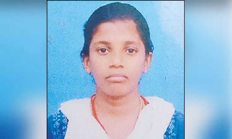 “வழக்கம்போல் கல்லூரிக்குப் போன மாணவி”… மதிய இடைவேளையில் 3-வது மாடிக்கு சென்று… அடுத்து நடந்த பயங்கரம்… பெரும் அதிர்ச்சி…!!!!