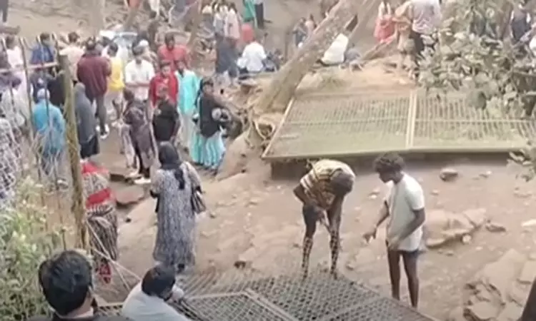 குணா குகை இரும்பு வலைகளை தாண்டி ஏறி குதிக்கும் இளைஞர்கள்…”ரீல்ஸ்” மோகத்தால் வந்த வினை… வனத்துறை கடும் எச்சரிக்கை…!!