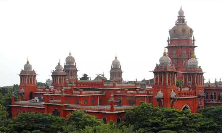 வெள்ளை சட்டையோடு வந்தா சிவப்பு கம்பள வரவேற்பு தருவீங்களா?, அழுக்கு சட்டையோட வந்தா புகாரை வாங்க மாட்டீங்களா?… காவல் ஆய்வாளரை வெளுத்து வாங்கிய  நீதிபதி..!!!!