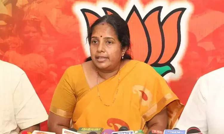 “திமுக அனுபவித்த கொடுமைகள் குறித்த வரலாற்றை மறக்கக்கூடாது”… காங்கிரஸ் இன்னும் மன்னிப்பு கேட்கல.. பற்ற வைத்த வானதி சீனிவாசன்… பரபரப்பு பேட்டி…!!!