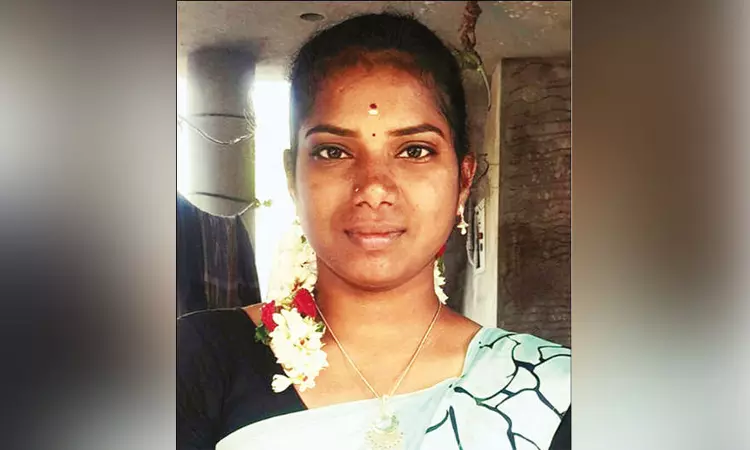 “என் காதலனை மறக்க முடியல”… காதலுக்கு கிளம்பிய கடும் எதிர்ப்பு… மனவேதனையில் பெற்றோர் கண்முன்னே உயிரை மாய்த்துக்கொண்ட இளம் பெண்… வேதனை சம்பவம்..!!!