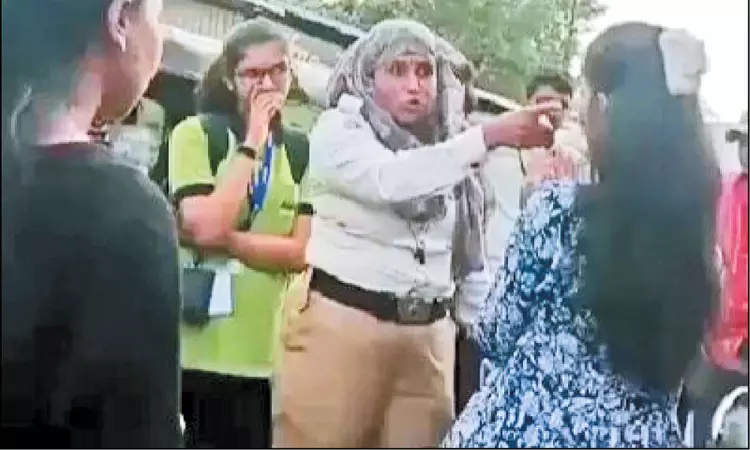 “ஒரே ஸ்கூட்டியில் 3 இளம்பெண்கள்”… நடு ரோட்டில் மோசமாக திட்டி கன்னத்தில் அறைந்த பெண் போலீஸ்… அவங்க சொன்ன காரணம் தான் ஹைலைட்… வீடியோ வைரல்…!!!