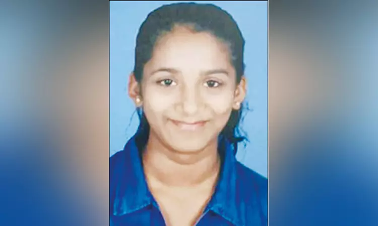 “ரொம்ப கருப்பா இருக்கேன்னு சொல்லி கேலி பண்றாங்க”… என்னை யாருக்குமே பிடிக்கல.. இனி நான் ஏன் வாழனும்… கடிதம் எழுதிவிட்டு கல்லூரி மாணவி விபரீத முடிவு…!!!