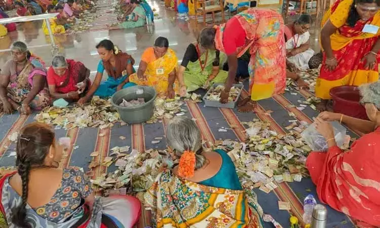 அடேங்கப்பா..! பிரசித்தி பெற்ற மாரியம்மன் கோவில் உண்டியலில் இவ்வளவு பெரிய தொகையா..? ஆச்சரியத்தில் பக்தர்கள்…!!
