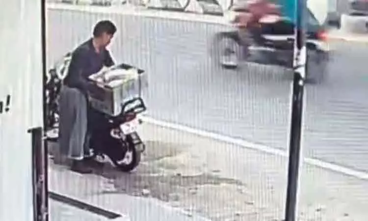 நெல்லையில் அதிகாலையில் டீக்கடைகளில் பால் பாக்கெட் திருடிச் செல்லும் நபர்… வெளியான சிசிடிவி காட்சிகளால் பரபரப்பு… டீக்கடைக்காரர்கள் கோரிக்கை..!!