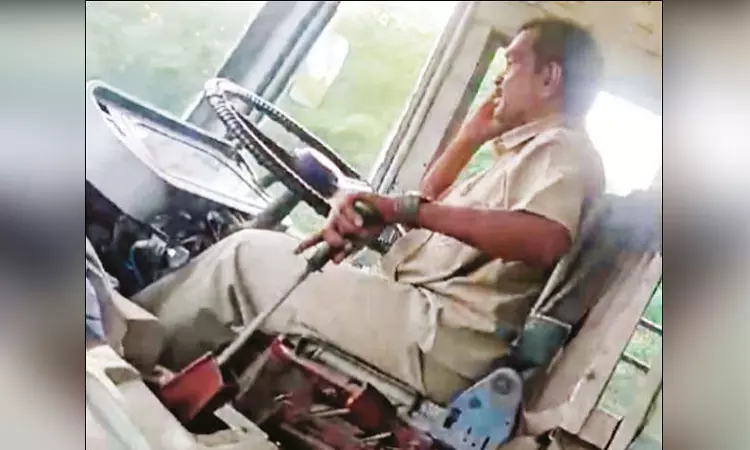 “மீண்டும் அதிர்ச்சி”… செல்போனில் பேசியபடியே பேருந்து ஓட்டிய அரசு ஓட்டுநர்… அதிர்ச்சியில் பயணிகள்… வீடியோ வெளியாகி பரபரப்பு.!!